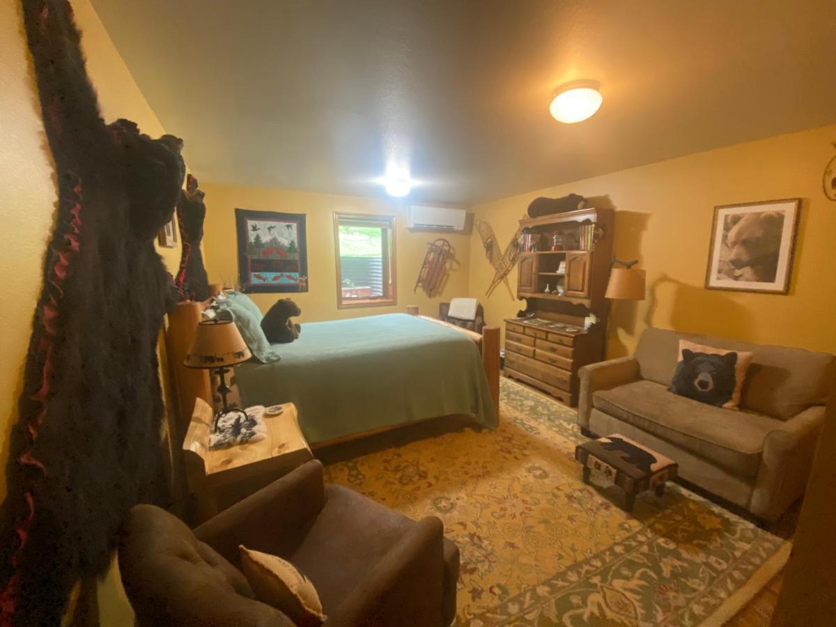 Two Bears Inn Bed & Breakfast Ред-Лодж Экстерьер фото