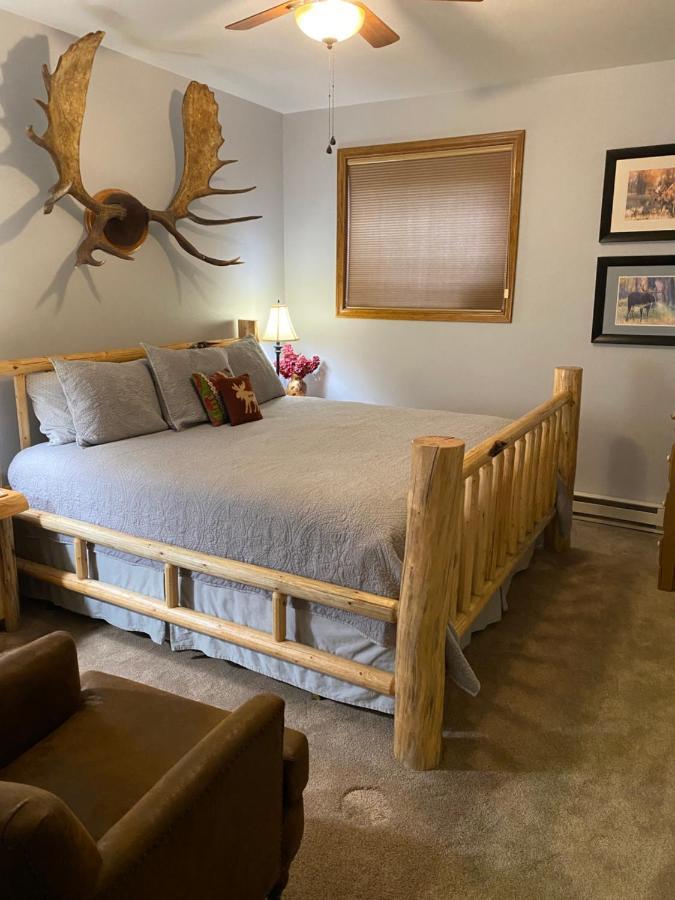 Two Bears Inn Bed & Breakfast Ред-Лодж Экстерьер фото