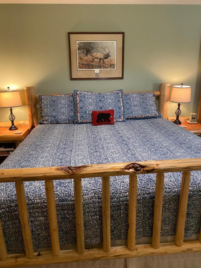 Two Bears Inn Bed & Breakfast Ред-Лодж Экстерьер фото