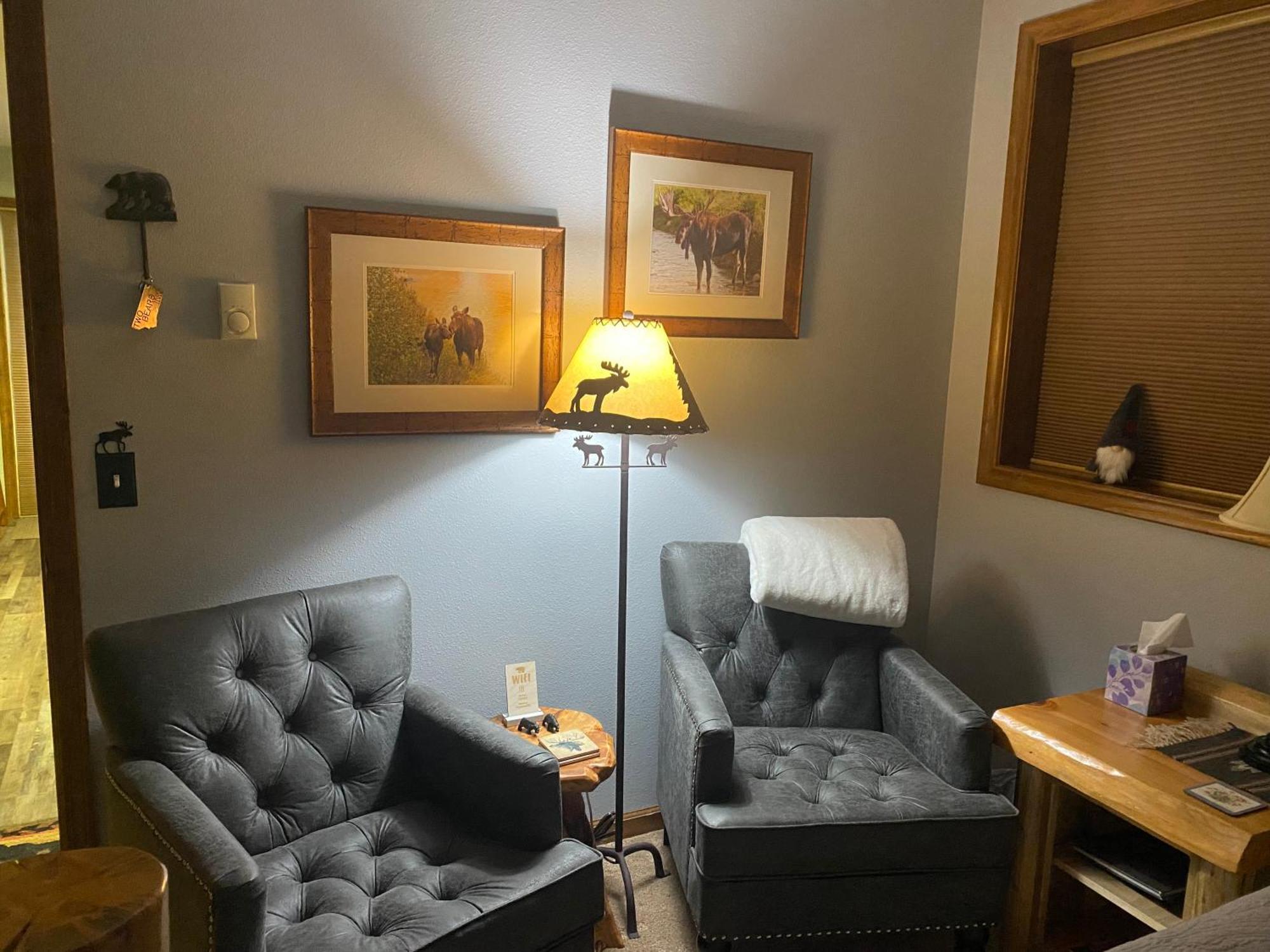 Two Bears Inn Bed & Breakfast Ред-Лодж Экстерьер фото
