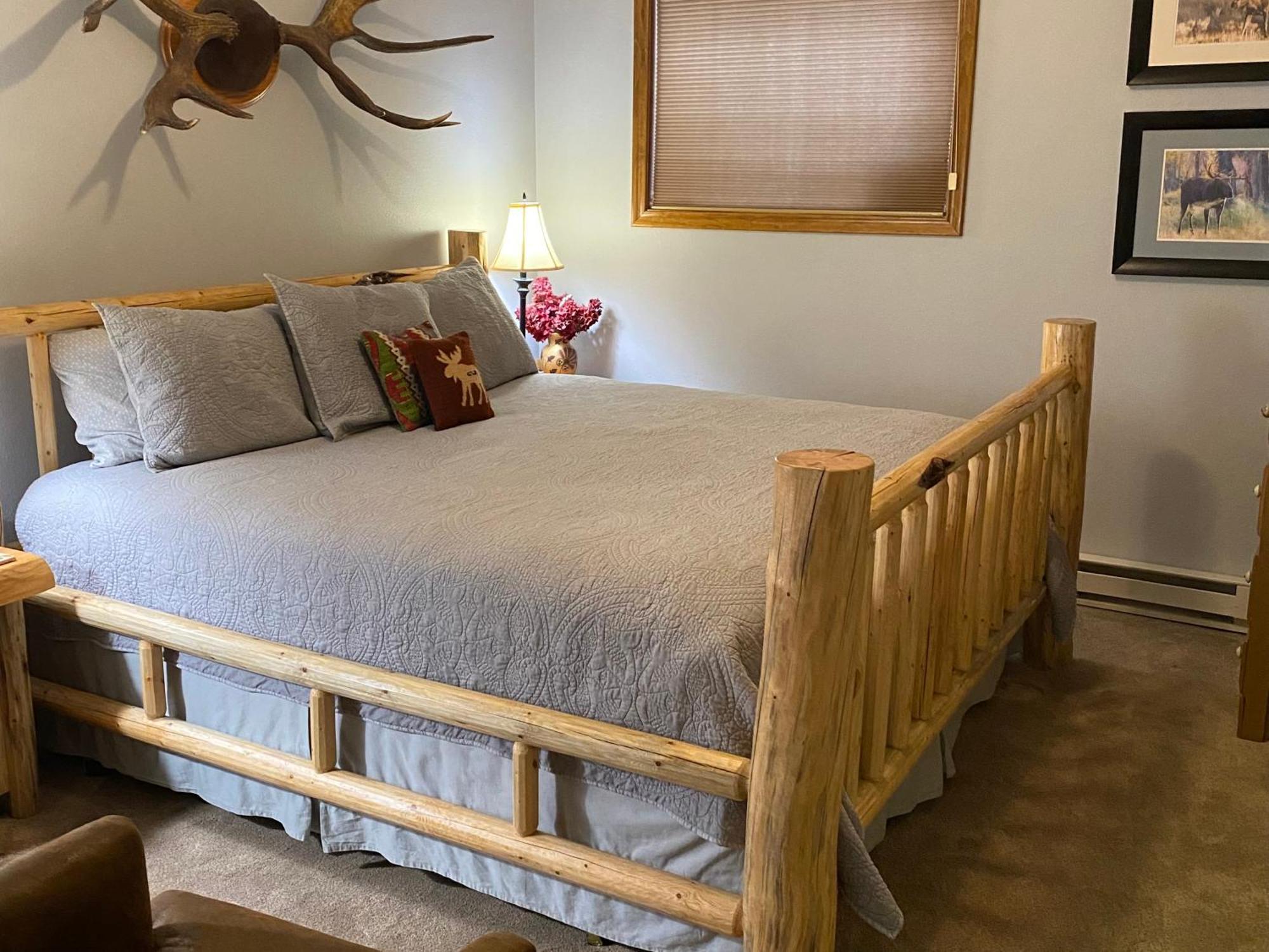 Two Bears Inn Bed & Breakfast Ред-Лодж Экстерьер фото