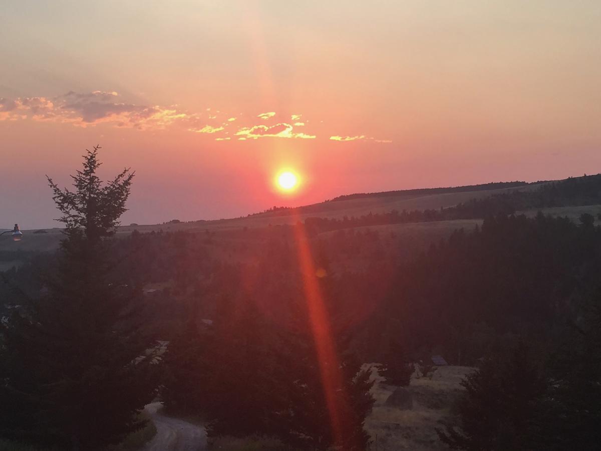 Two Bears Inn Bed & Breakfast Ред-Лодж Экстерьер фото