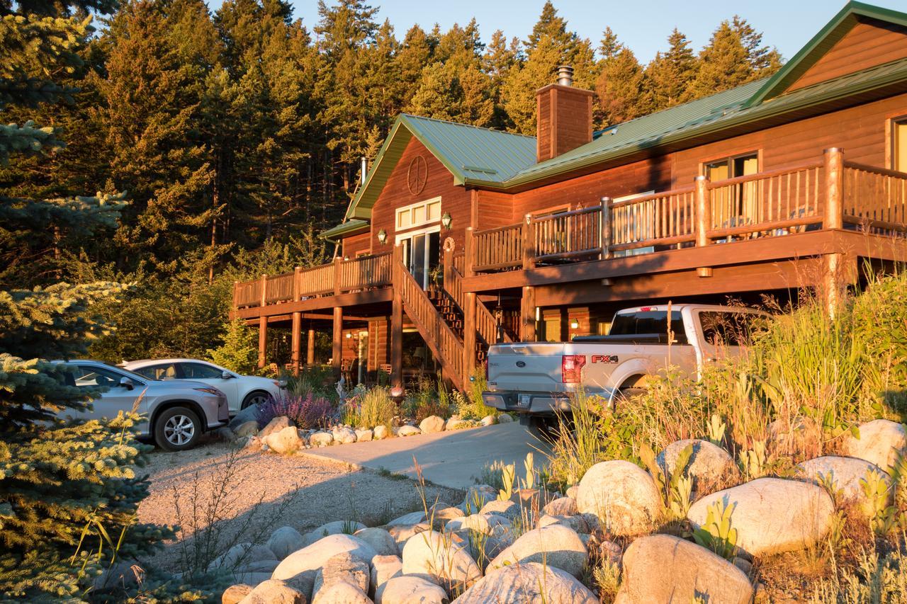 Two Bears Inn Bed & Breakfast Ред-Лодж Экстерьер фото