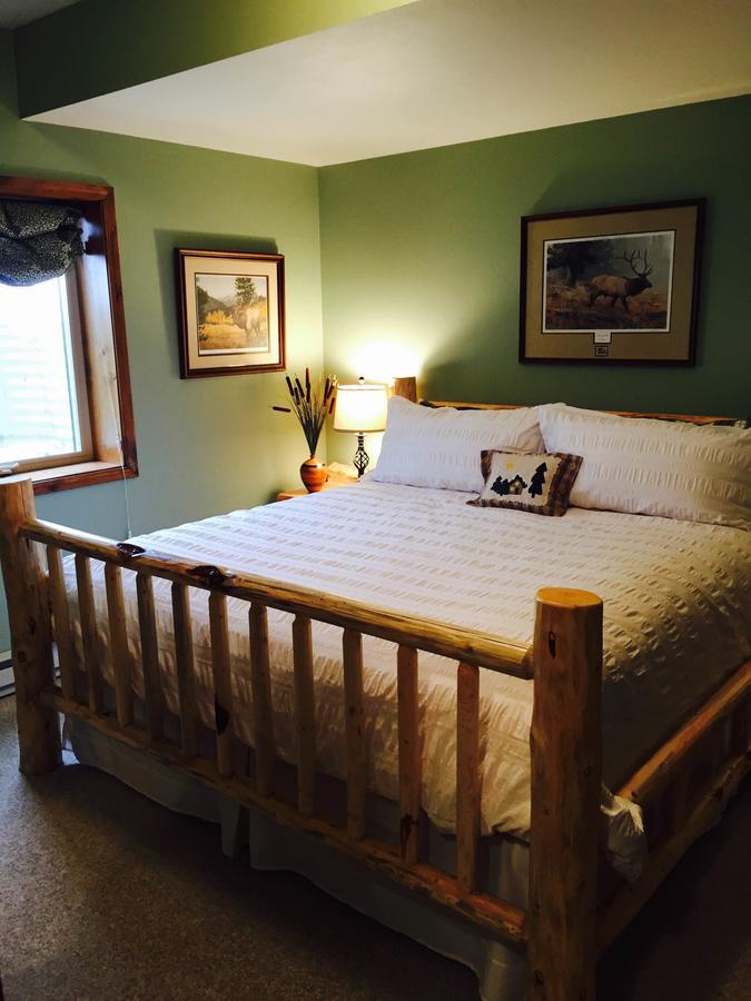 Two Bears Inn Bed & Breakfast Ред-Лодж Экстерьер фото
