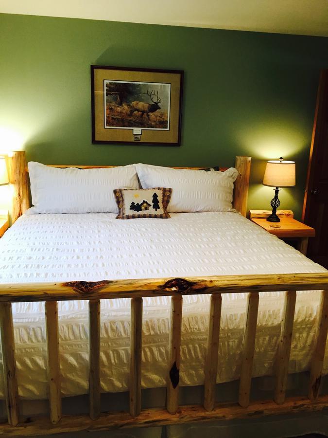 Two Bears Inn Bed & Breakfast Ред-Лодж Экстерьер фото