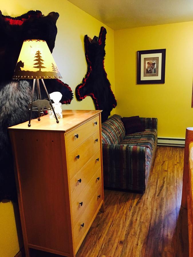 Two Bears Inn Bed & Breakfast Ред-Лодж Экстерьер фото