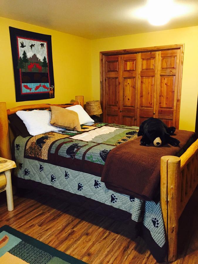 Two Bears Inn Bed & Breakfast Ред-Лодж Экстерьер фото
