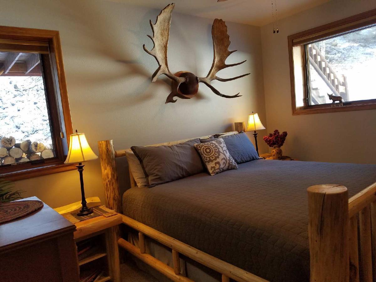Two Bears Inn Bed & Breakfast Ред-Лодж Экстерьер фото