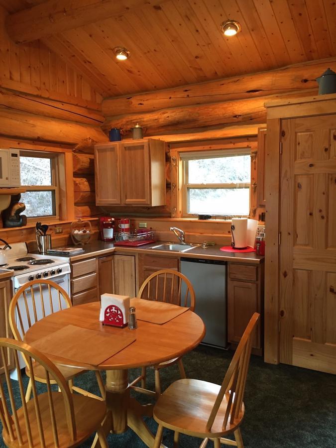 Two Bears Inn Bed & Breakfast Ред-Лодж Экстерьер фото